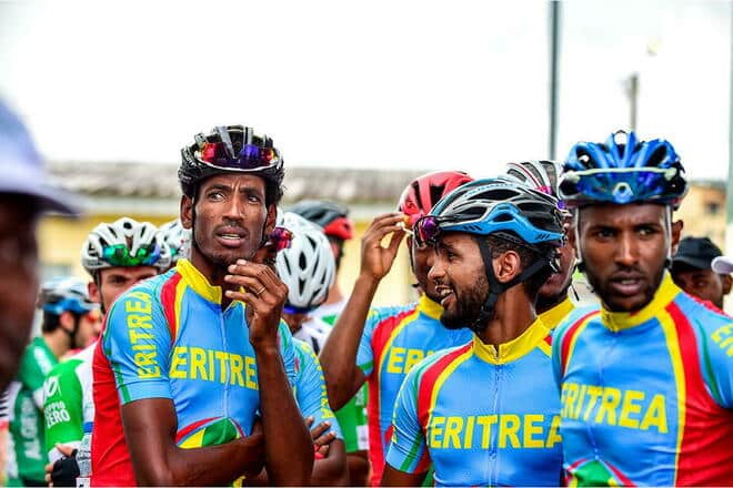 Daniel Teklehaimanot (à gauche) s'est révélé sur la Tropicale Amissa Bongo au début des années 2010. L’Érythréen fut l'un des premiers coureurs d'Afrique noire à passer professionnelle. © G.DEMOUVEAUX