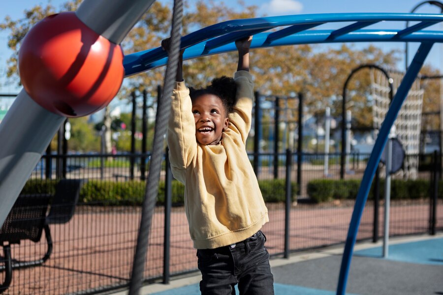 Enfant jouant en plein air dans le parc