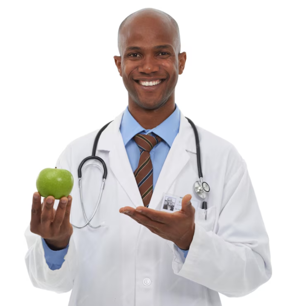 Portrait d'un médecin et d'un homme noir heureux avec une pomme pour un régime de fruits, des soins de santé, une nutrition ou des bienfaits de la vitamine C.