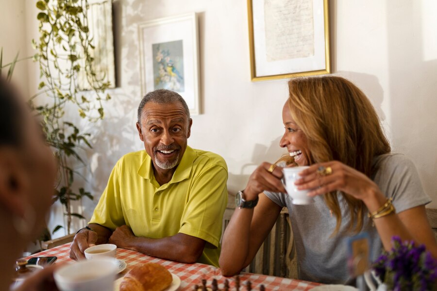 Des seniors souriants buvant du thé