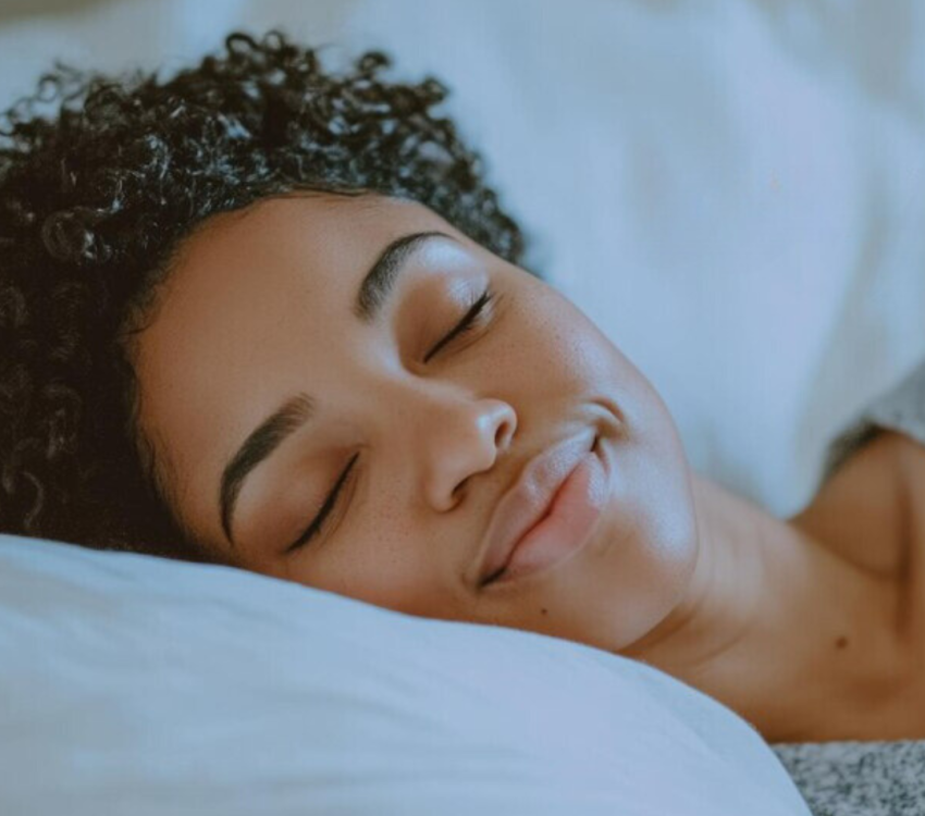 Femme noire endormie et lit avec des draps de couette pour le confort du matin ou une pause à la maison Jeune femme africaine fatiguée ou mannequin endormie de fatigue pour des vacances de week-end ou la paix dans la chambre